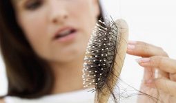 Tóc rụng nhiều ở nữ là một hiện tượng phổ biến hiện nay
