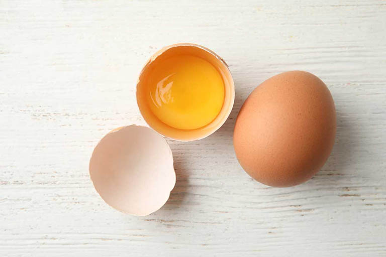 Cách sử dụng trứng gà và giấm cải thiện thâm mụn lưng