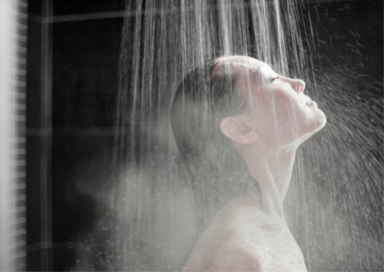 Tắm nước ấm có thể hỗ trợ lưu thông máu, loại bỏ chất kích ứng và cải thiện tình trạng nổi mề đay
