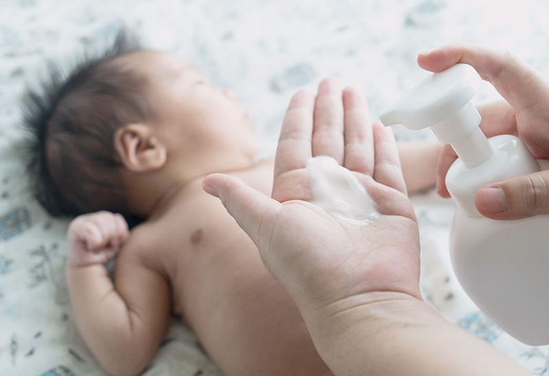 Bác sĩ tư vấn: Có nên dùng kem dưỡng ẩm cho trẻ sơ sinh không? | Medlatec