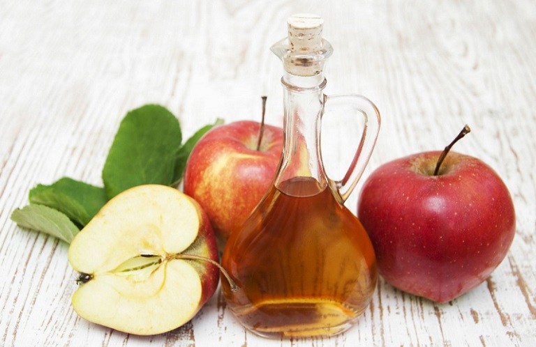 Giấm táo giúp trị gàu ống đồng thời hỗ trợ cân bằng độ pH da đầu