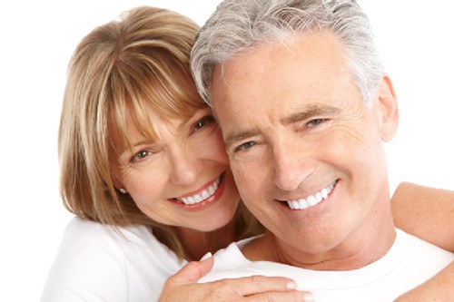 Bọc răng sứ khi về già có được không? Liệu có an toàn, hiệu quả