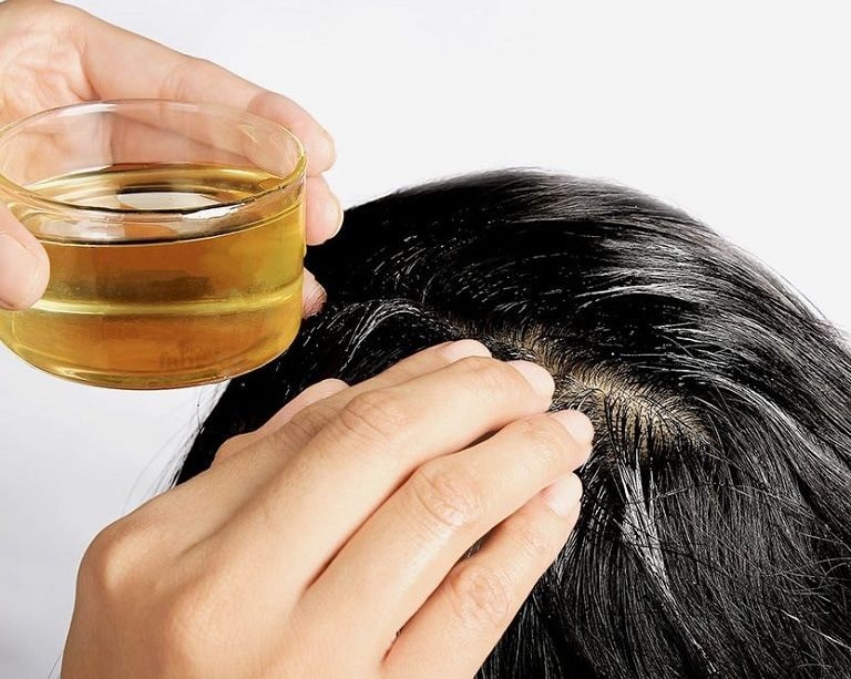 Không chỉ có tác dụng làm đẹp da, mượt tóc mà dầu dừa còn có tác dụng trị gàu tốt