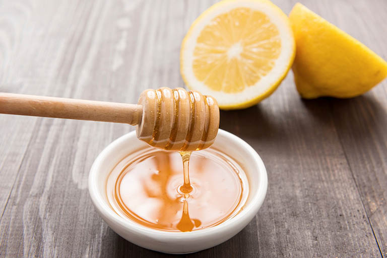 Cách sử dụng mật ong dưỡng da và khắc phục mụn ẩn hai bên má