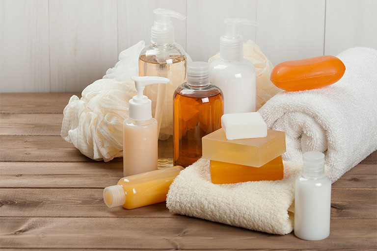 Sử dụng sản phẩm chăm sóc da có tính axit nhẹ, sản phẩm chiết xuất từ các thảo dược thiên nhiên để tắm rửa khi bị nổi mề đay