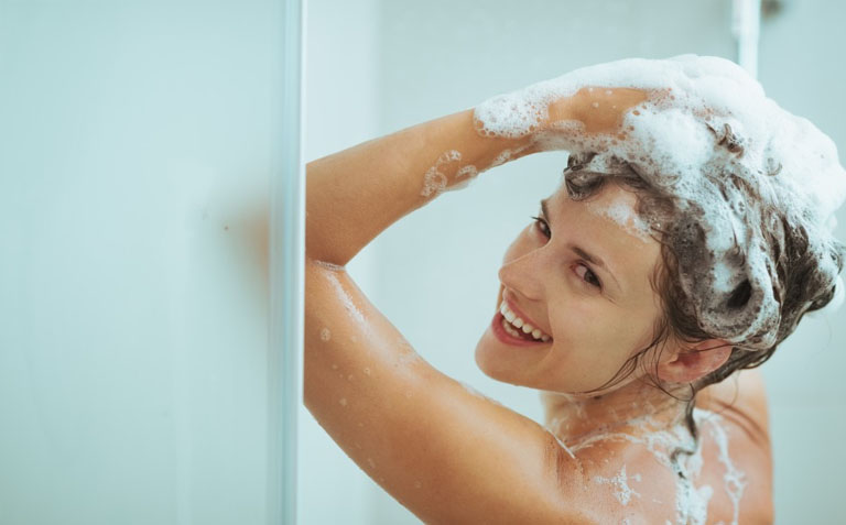 Khi đi tắm, chúng ta nên gội đầu hay cọ rửa cơ thể trước mới ĐÚNG NHẤT?