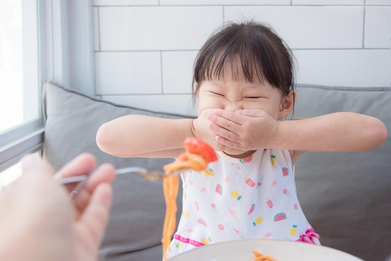 ác bậc phụ huynh thường ép con ăn quá no, ăn nhiều là nguyên nhân dẫn tới trẻ 7 tuổi bị trào ngược
