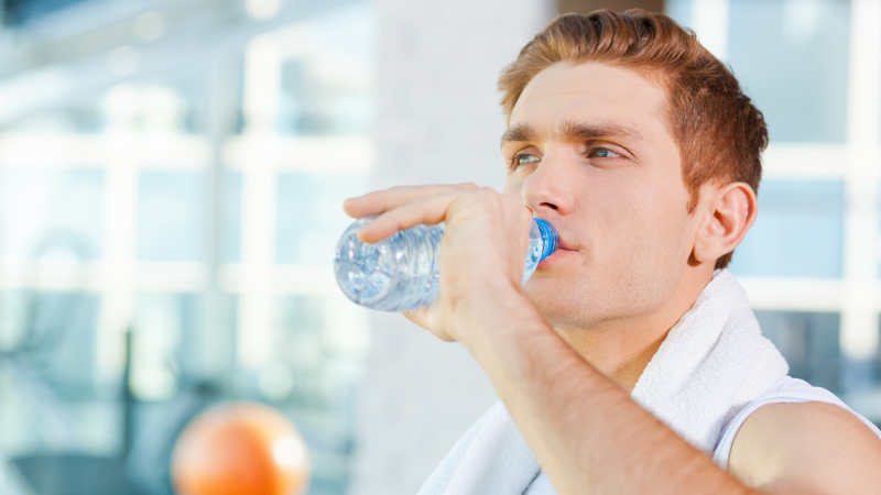 Uống 2 lít nước mỗi ngày là điều phản khoa học - Biết Tuốt