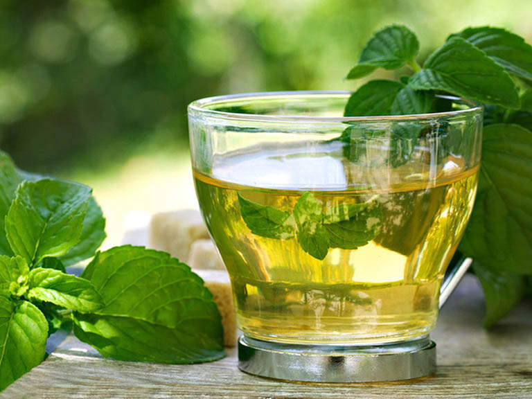 Sử dụng nhiều loại trà, đặc biệt là trà bạc hà giúp đẩy lùi viêm amidan
