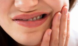 Bọc răng sứ có đau không được nhiều khách hàng quan tâm